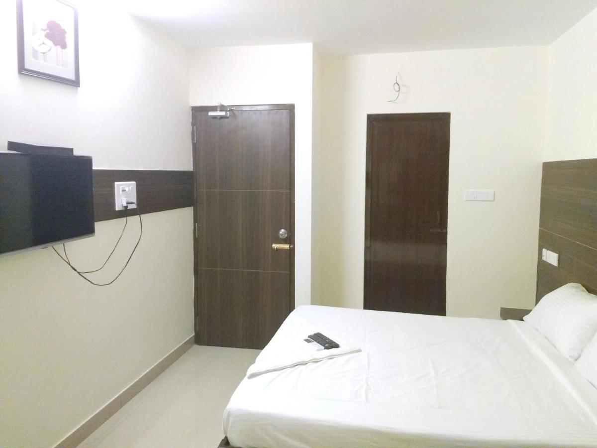 Hotel Amrita Mogappair Chennai Exteriör bild